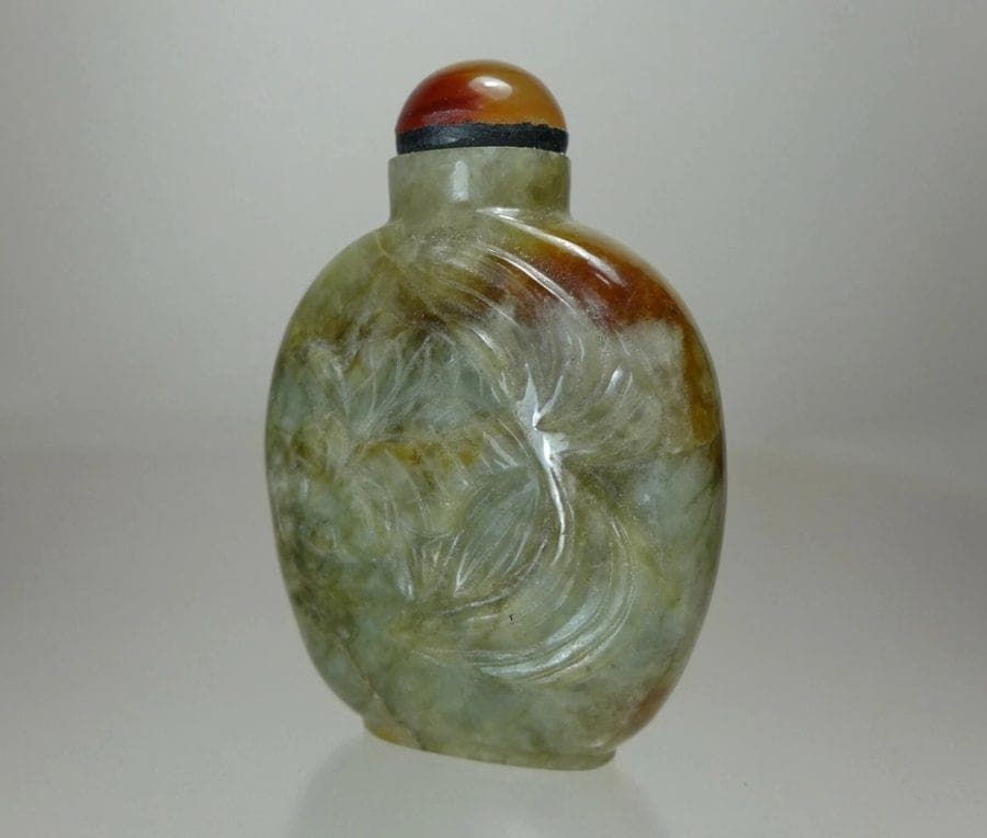 Carved Celadon and Russet Jade SNUFF BOTTLE, 18/19th C photo 3