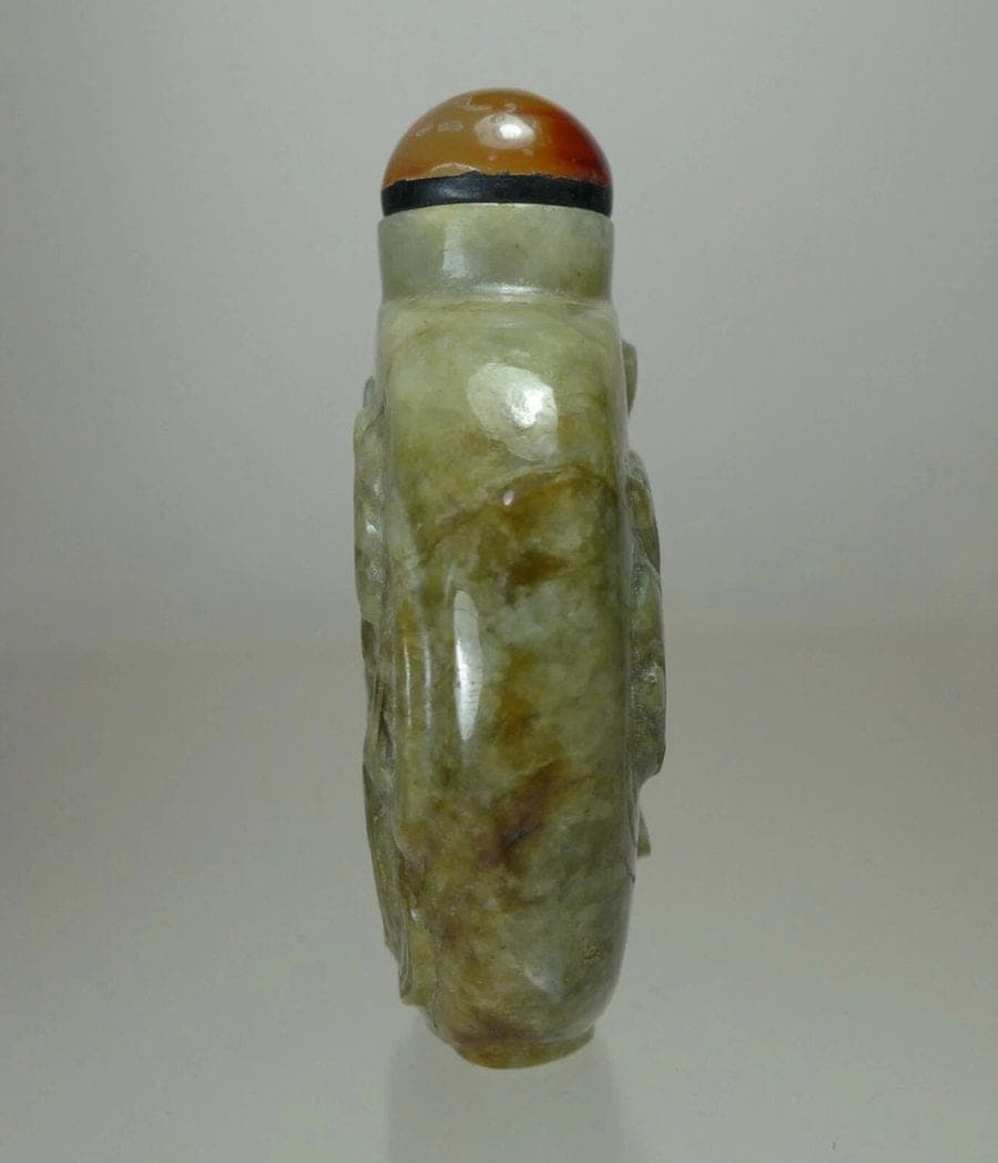 Carved Celadon and Russet Jade SNUFF BOTTLE, 18/19th C photo 5