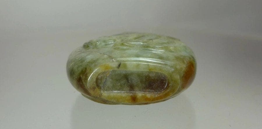 Carved Celadon and Russet Jade SNUFF BOTTLE, 18/19th C photo 6