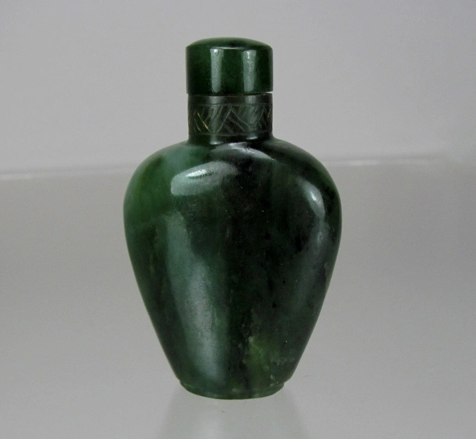 18th Century, Nephrite Sage-Green Jade Snuff Bottle, Qianlong Period photo 2