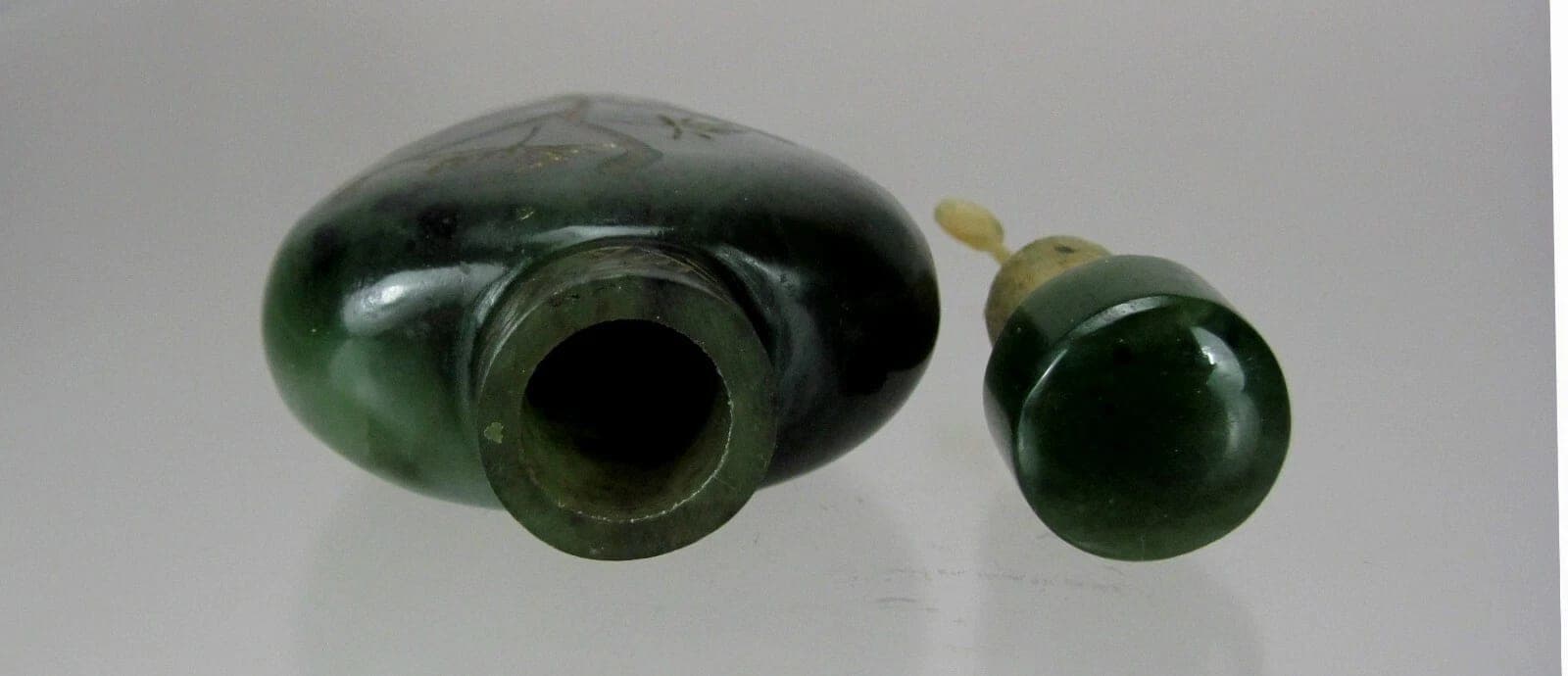 18th Century, Nephrite Sage-Green Jade Snuff Bottle, Qianlong Period photo 7