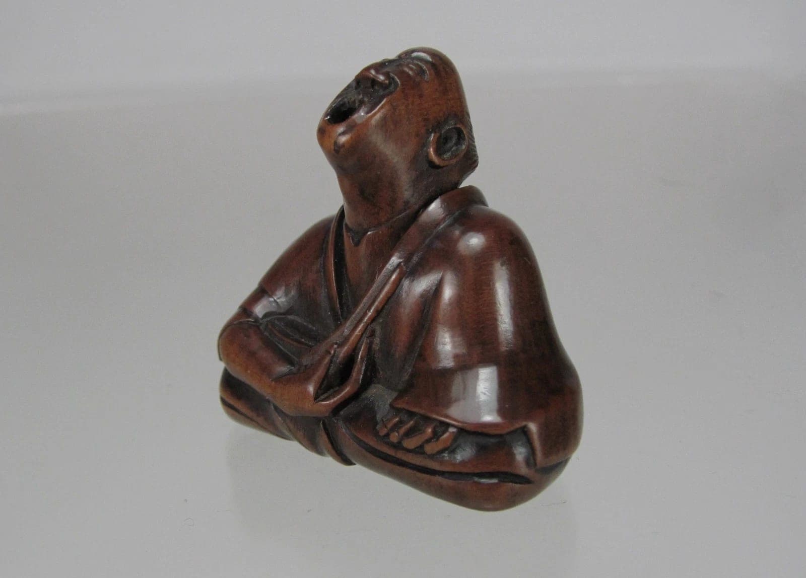 19th Century Japanese Boxwood Netsuke: Professional Sneezer photo 2