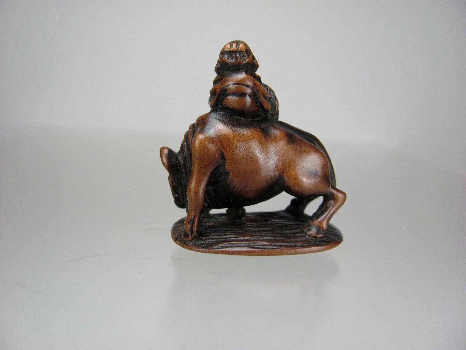 Early 19th Century Edo School Boxwood Netsuke: Chinese Sage Riding an Ox photo 4