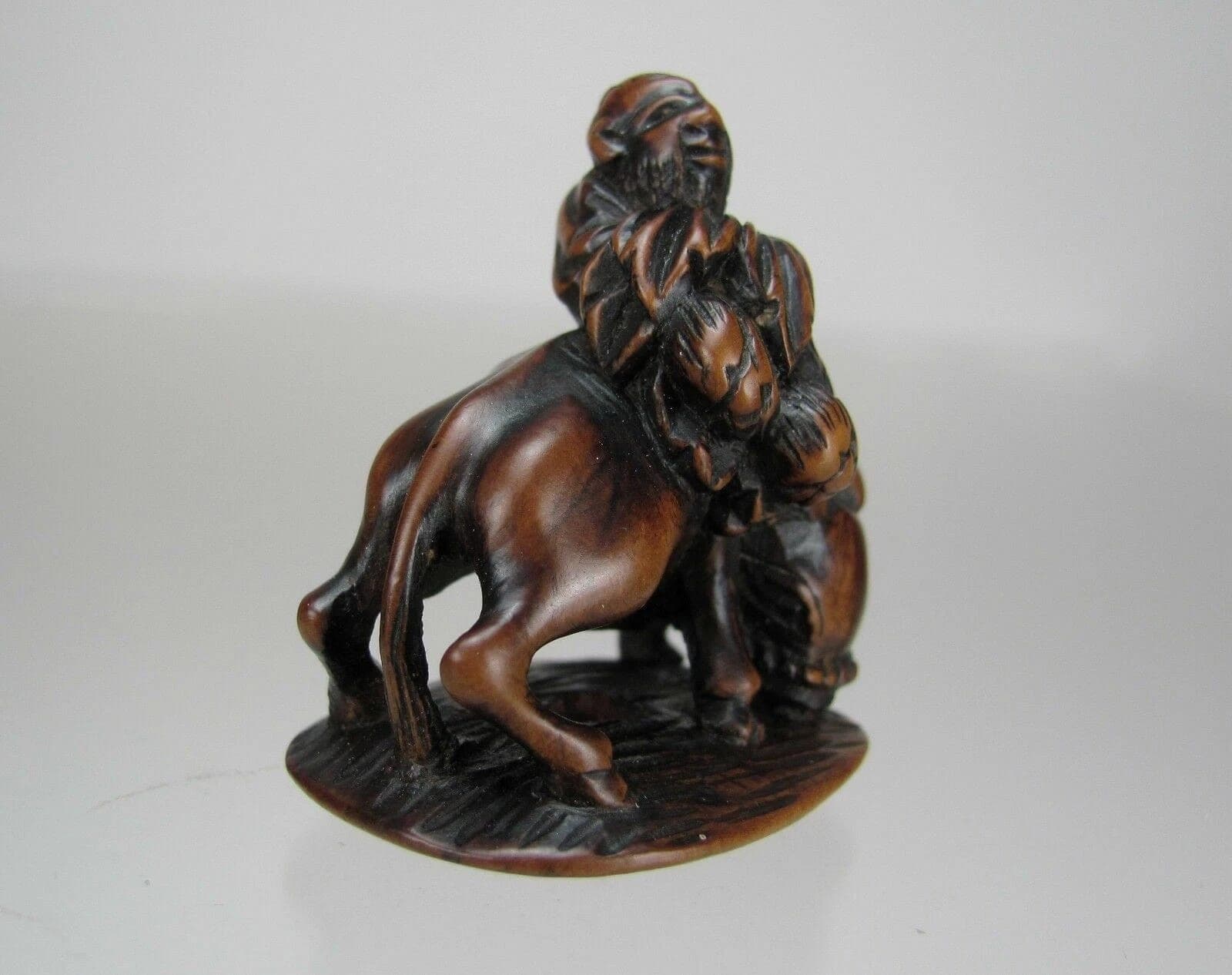 Early 19th Century Edo School Boxwood Netsuke: Chinese Sage Riding an Ox photo 6