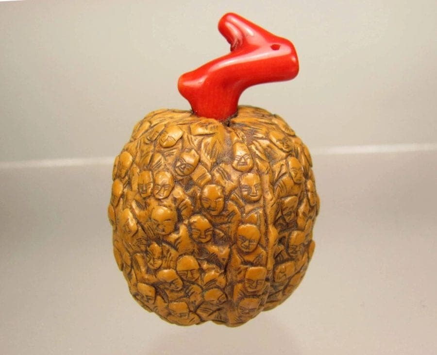 WALNUT SHELL CHINESE SNUFF BOTTLE: EIGHTEEN LUOHANS