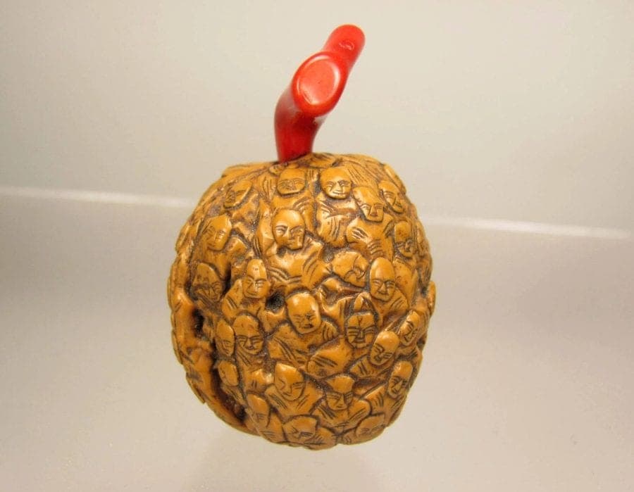 WALNUT SHELL CHINESE SNUFF BOTTLE: EIGHTEEN LUOHANS photo 2