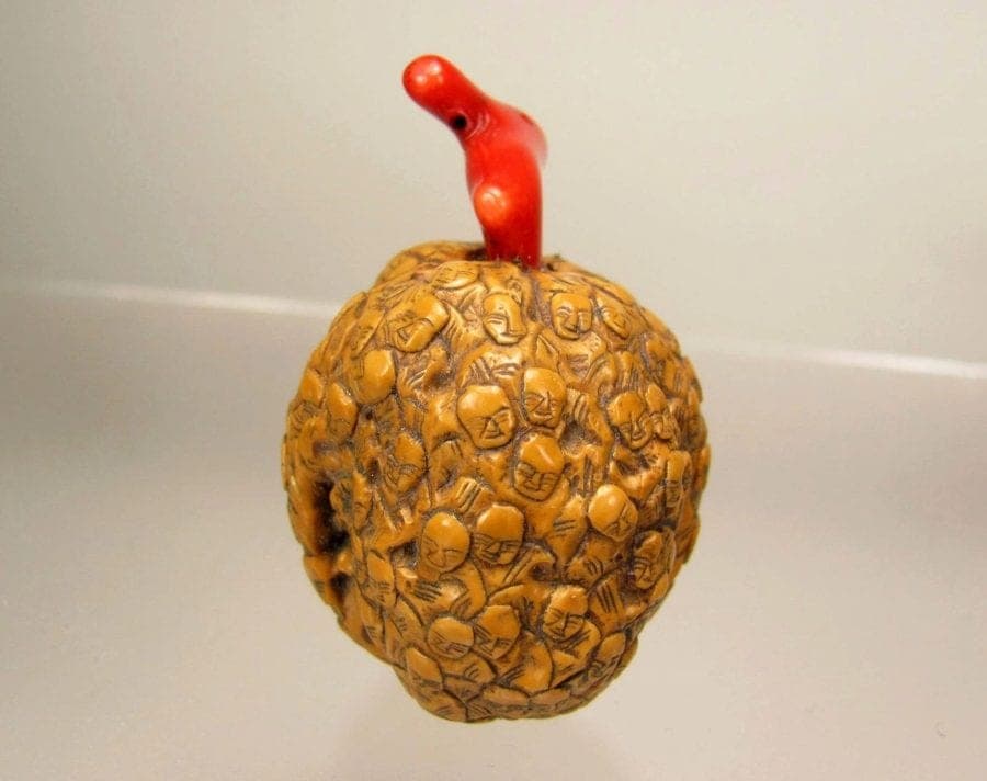 WALNUT SHELL CHINESE SNUFF BOTTLE: EIGHTEEN LUOHANS photo 4