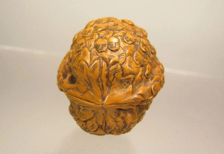 WALNUT SHELL CHINESE SNUFF BOTTLE: EIGHTEEN LUOHANS photo 5