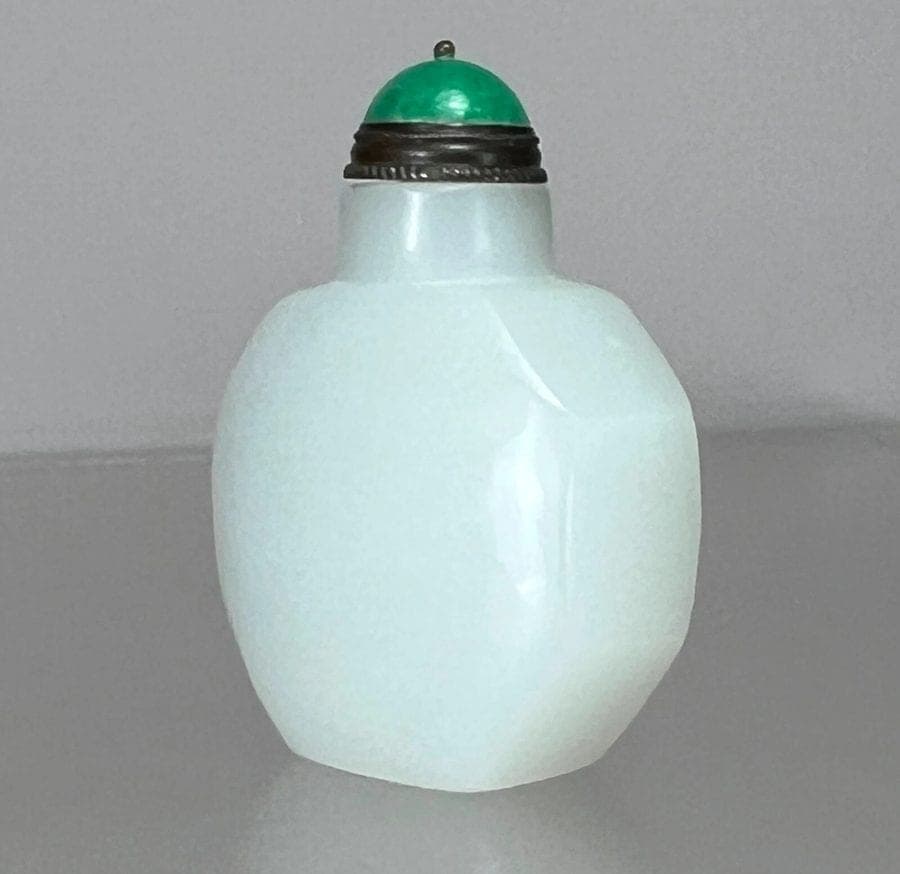 Chinese Faceted Peking Glass Snuff Bottle photo 3