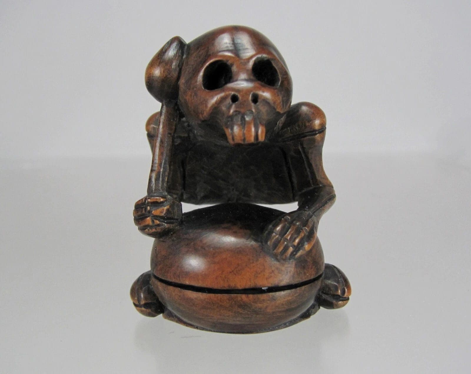 19th Century Japanese Boxwood Netsuke: Buddhist Priest Danka photo 3