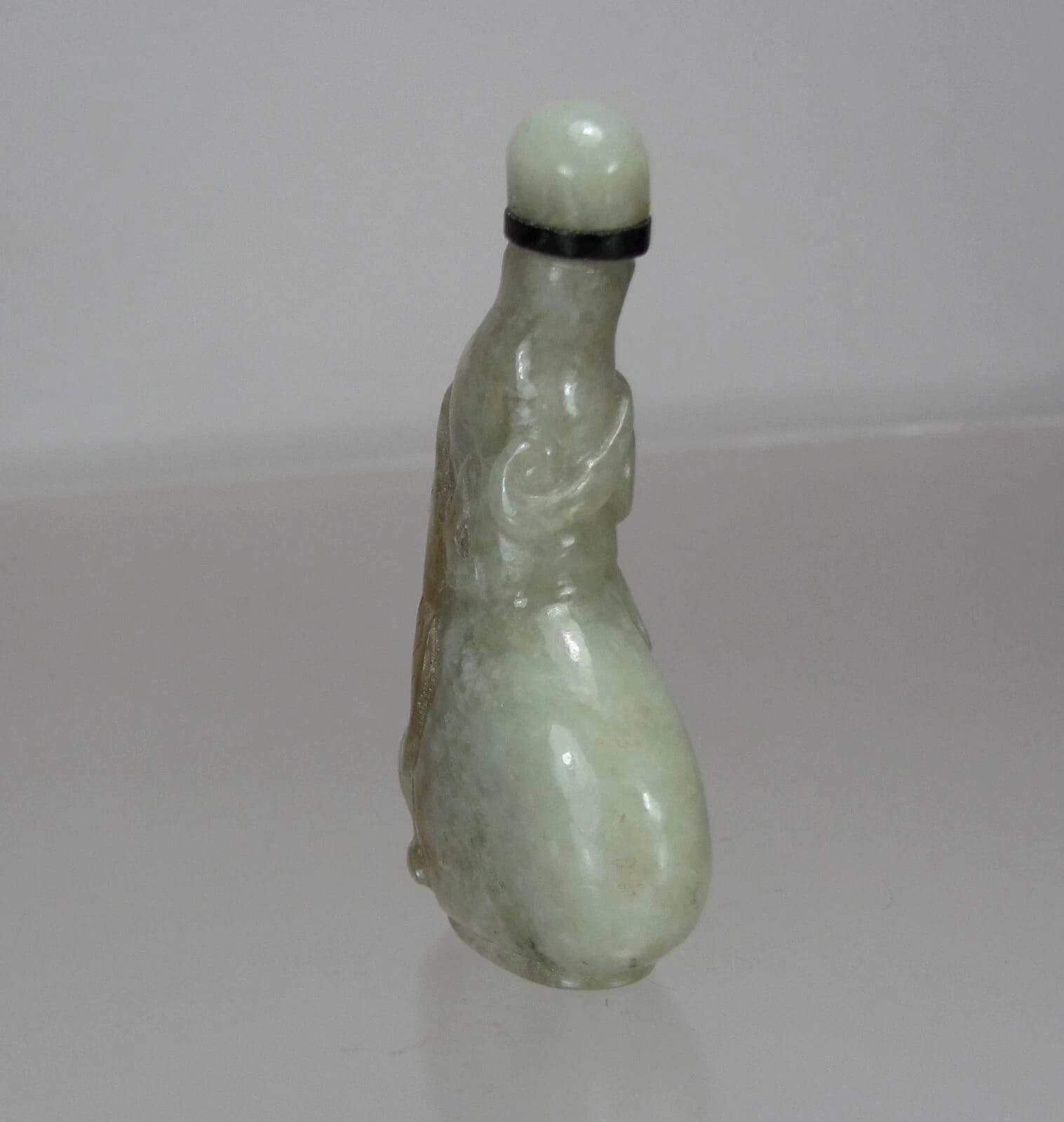 Unusually shaped (Sitting Elephant) Jade SNUFF BOTTLE, 1740-1840 photo 4