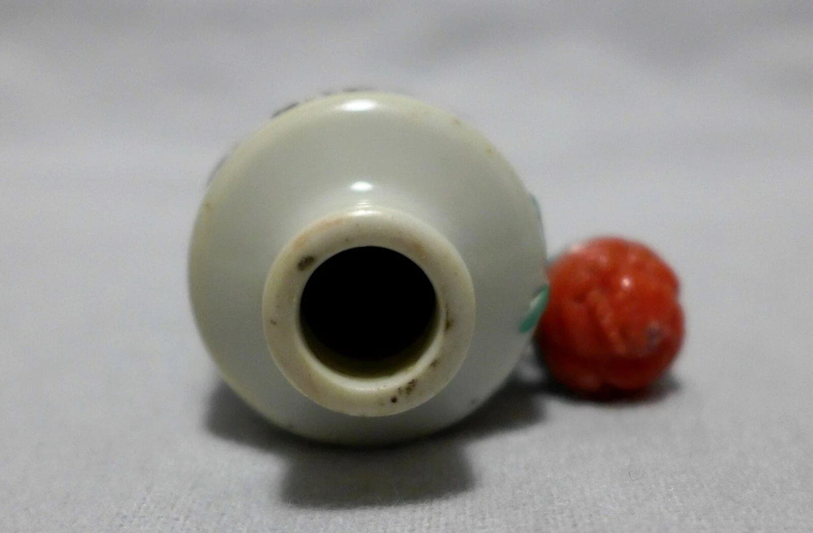 Enameled Porcelain Snuff Bottle, Jingdezhen Kilns, 1810-1870, Former Barron Coll photo 4