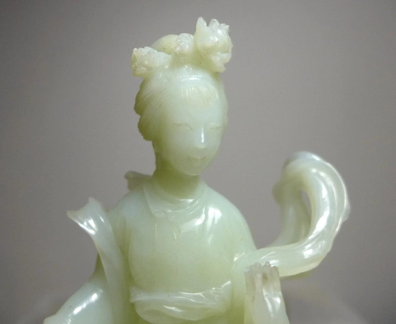 Pale Celadon Jade Carving of Consort Yu Meiren photo 2