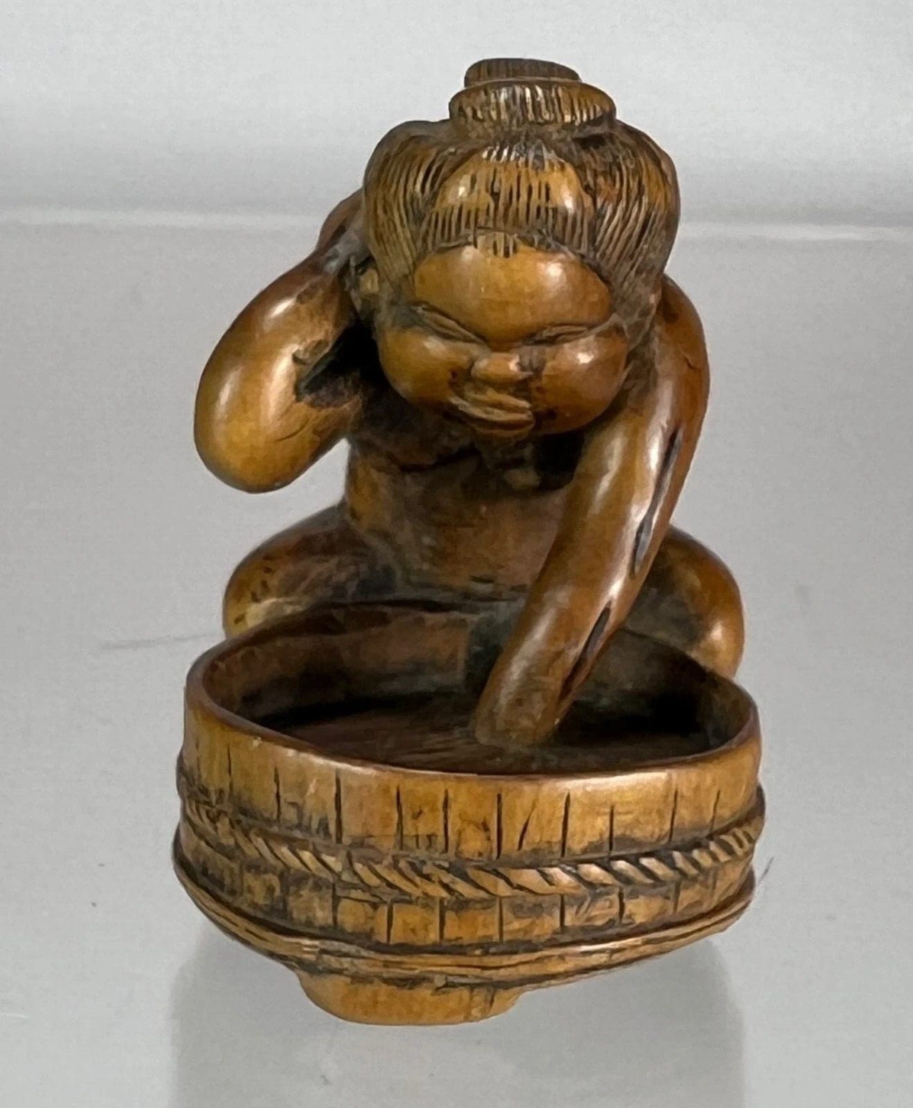 Japanese Boxwood Netsuke - OKAME Taking a Bath, 19th C. photo 2