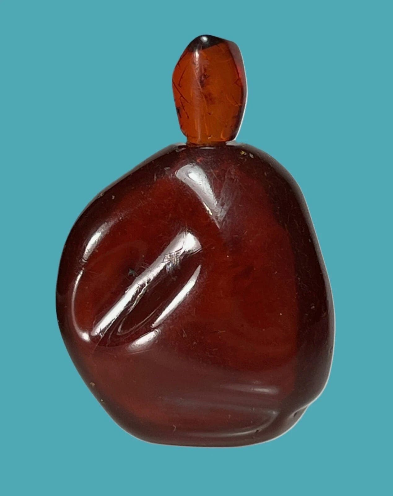 A Natural Amber 'Pebble-shaped' SNUFF BOTTLE, Qing Dynasty, 18th/19th Century