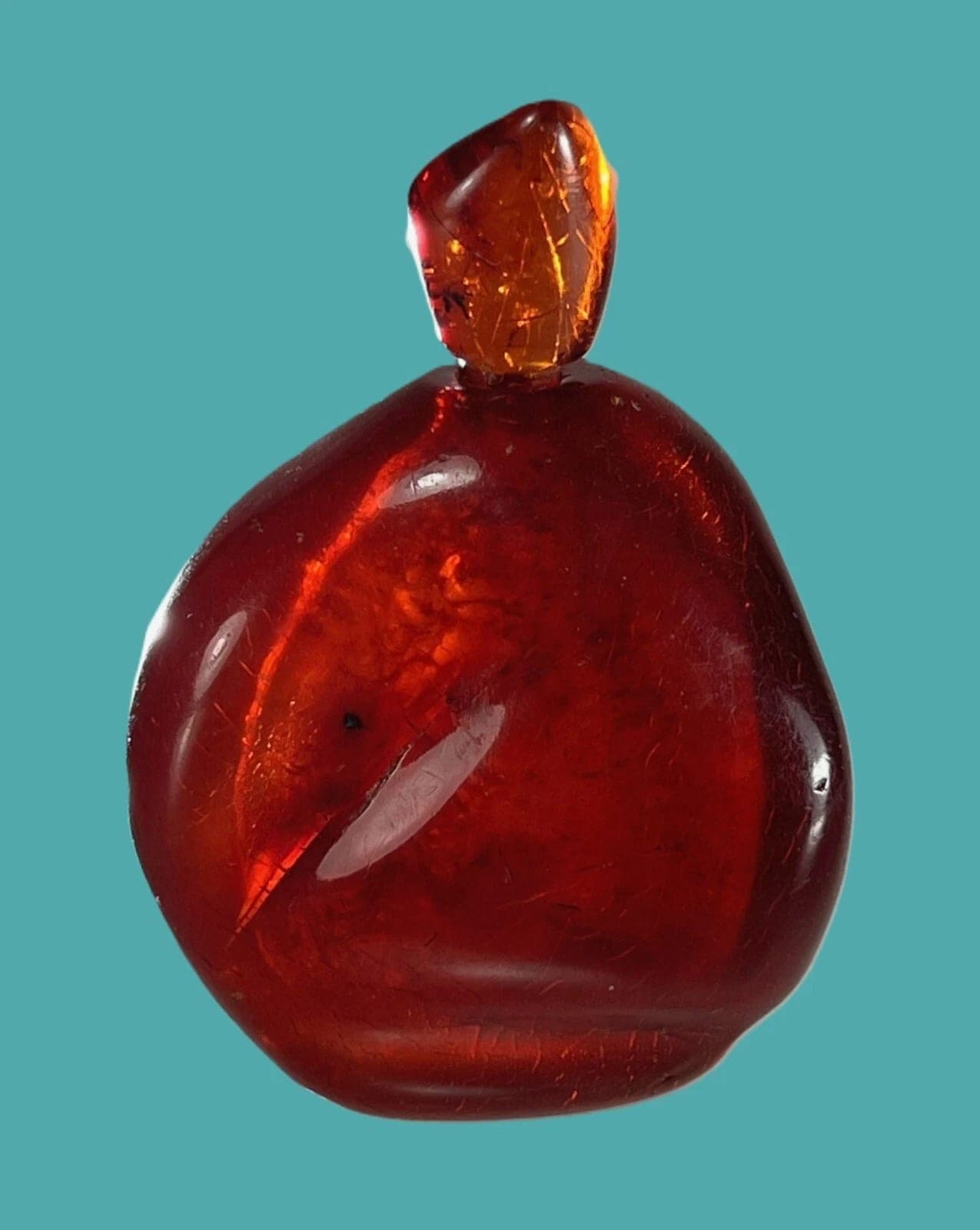 A Natural Amber 'Pebble-shaped' SNUFF BOTTLE, Qing Dynasty, 18th/19th Century photo 2