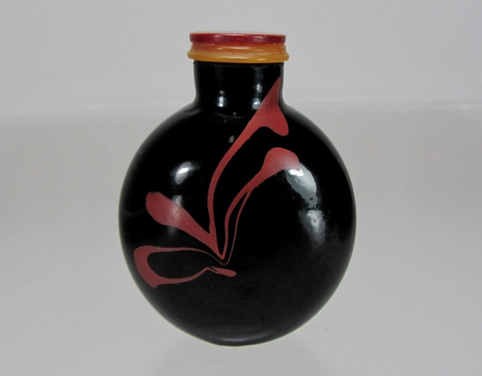 A RARE Cinnabar-Red Overlay Black Glass Snuff Bottle, Qing Dynasty, 18th/19th C. photo 2