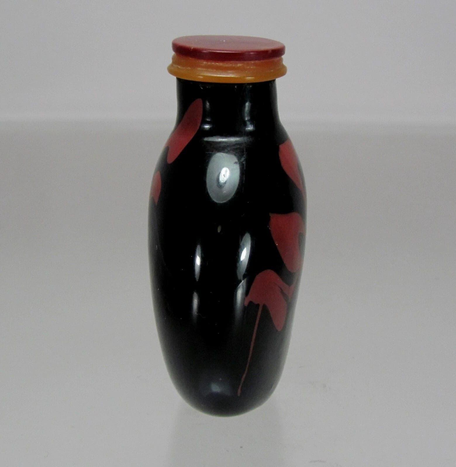 A RARE Cinnabar-Red Overlay Black Glass Snuff Bottle, Qing Dynasty, 18th/19th C. photo 3