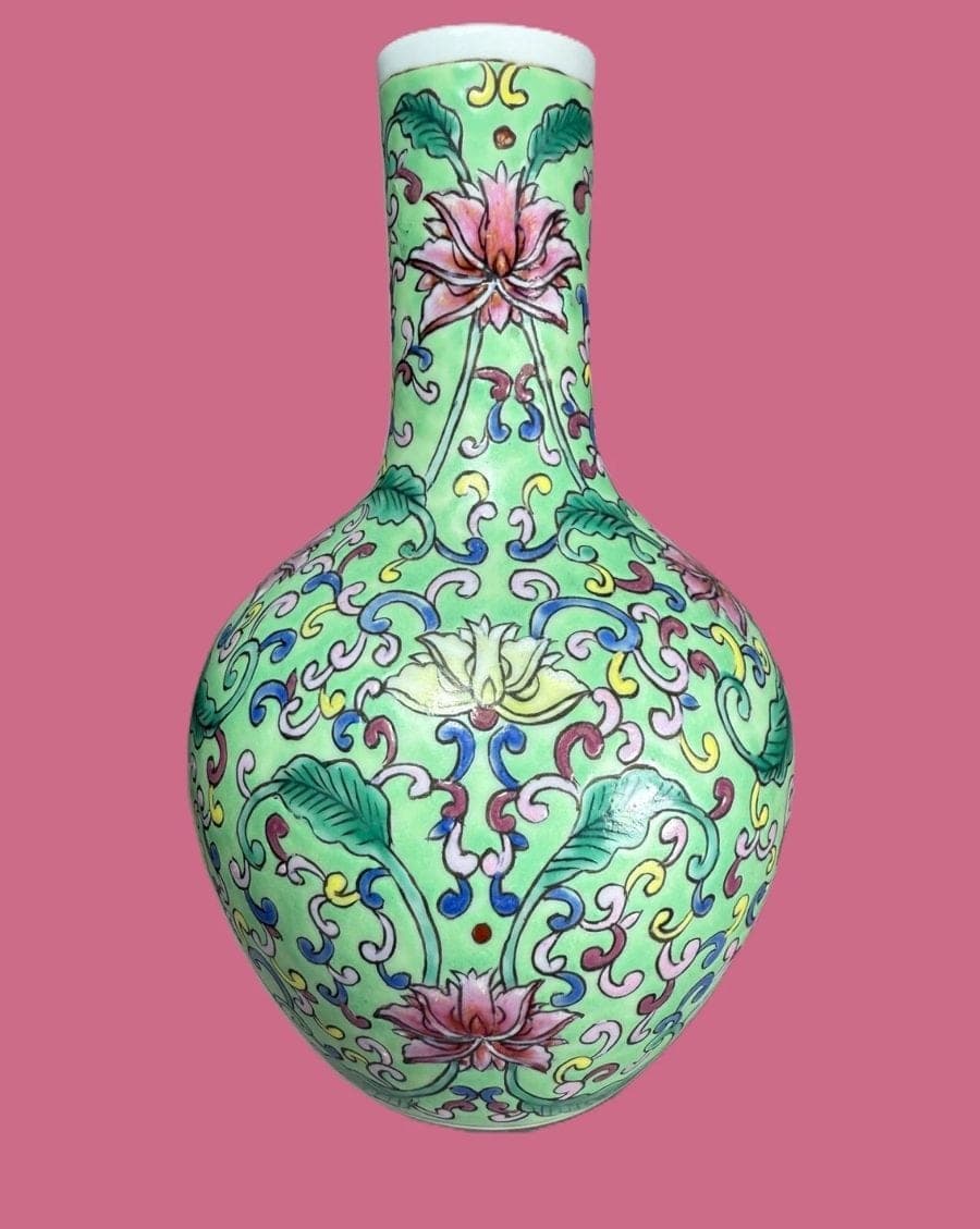 FAMILLE ROSE Enamels  Vase, Jingdezhen Kilns, Qianlong Mark and of the Period photo 4