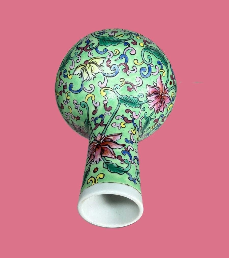 FAMILLE ROSE Enamels  Vase, Jingdezhen Kilns, Qianlong Mark and of the Period photo 5